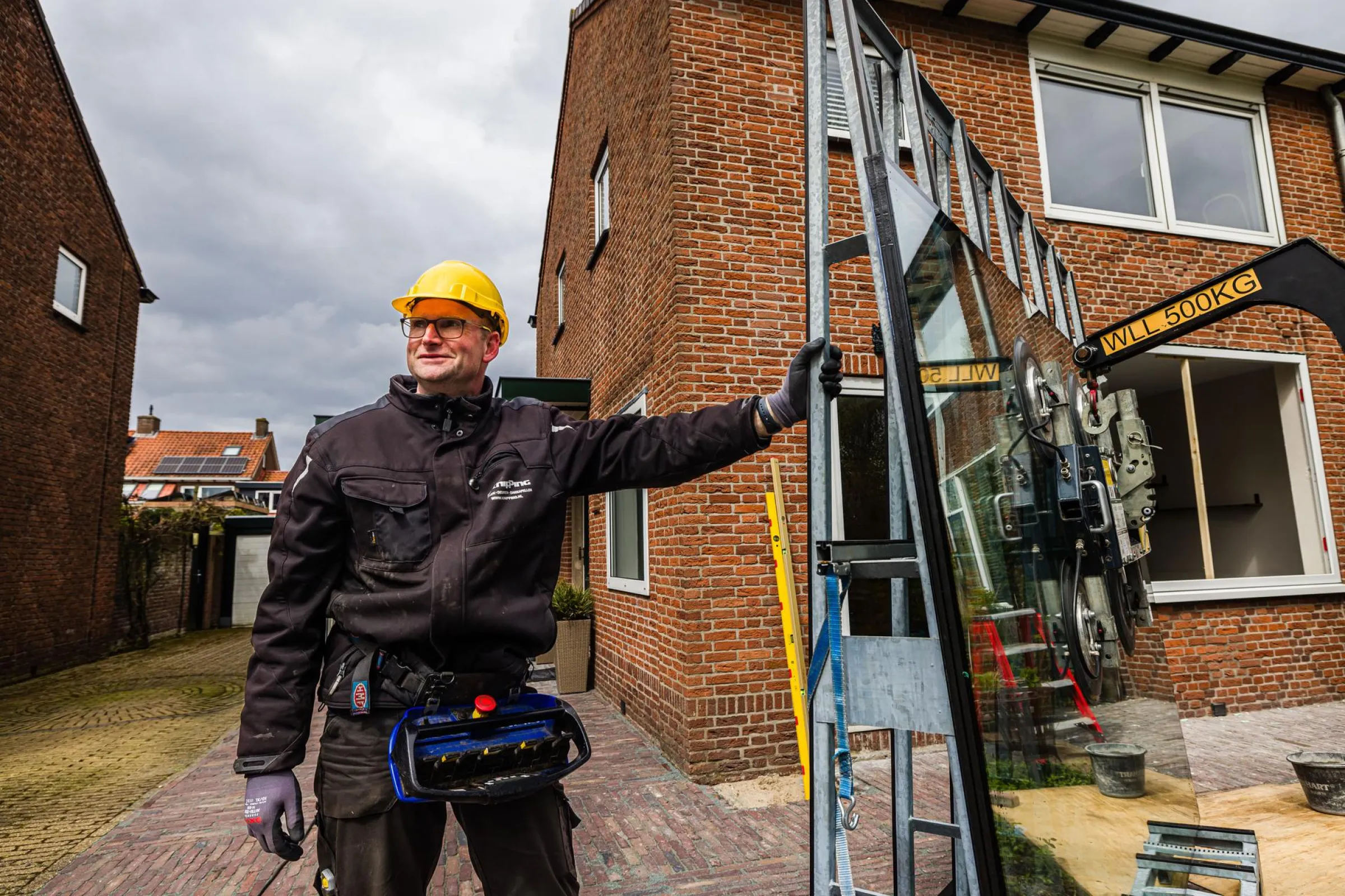 Glasinstallateur staat naast raam