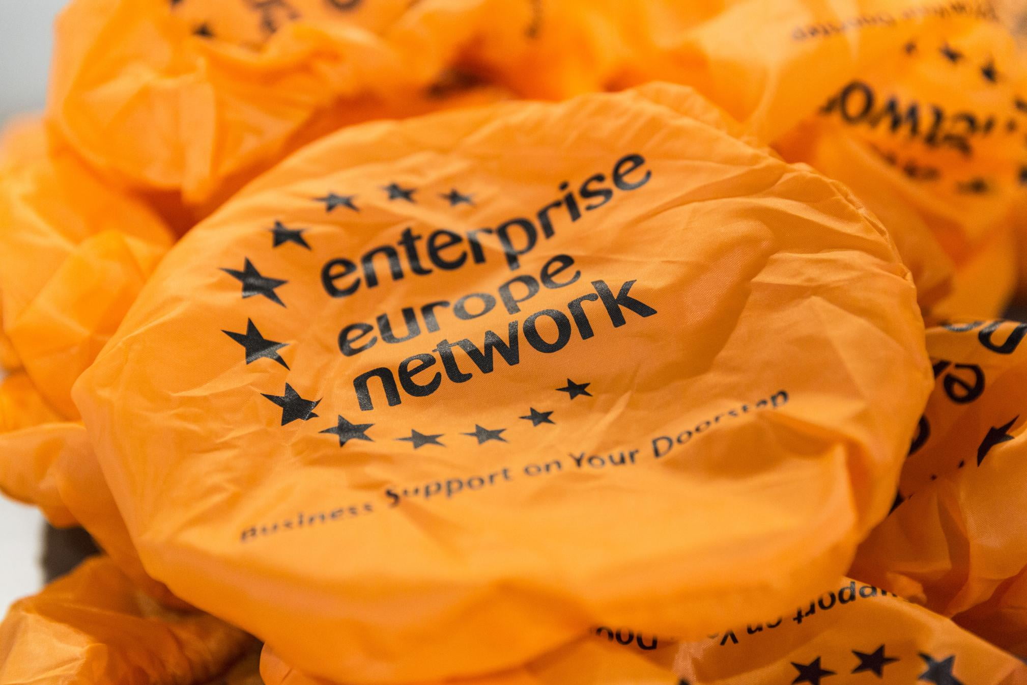 Foto van een oranje hoesje met Enterprise Europe Network
