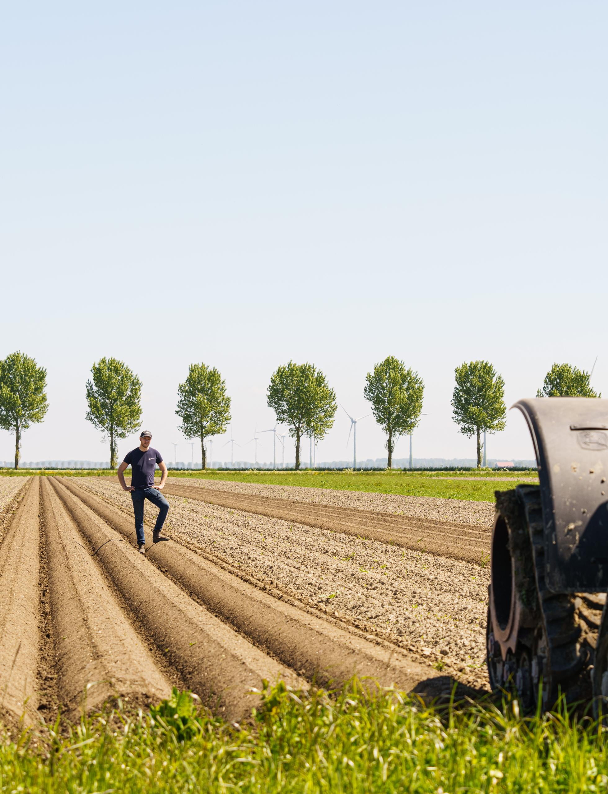 Boer en tractor op akker